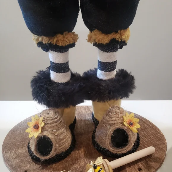 Bee Decor/ sunflower & bee gnome - Picture 2 of 13